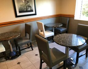 Breakfast area perfect for coworking at Shilo Inn Rose Garden.