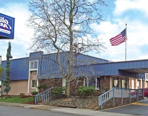 Hotel exterior at Shilo Inn Rose Garden.