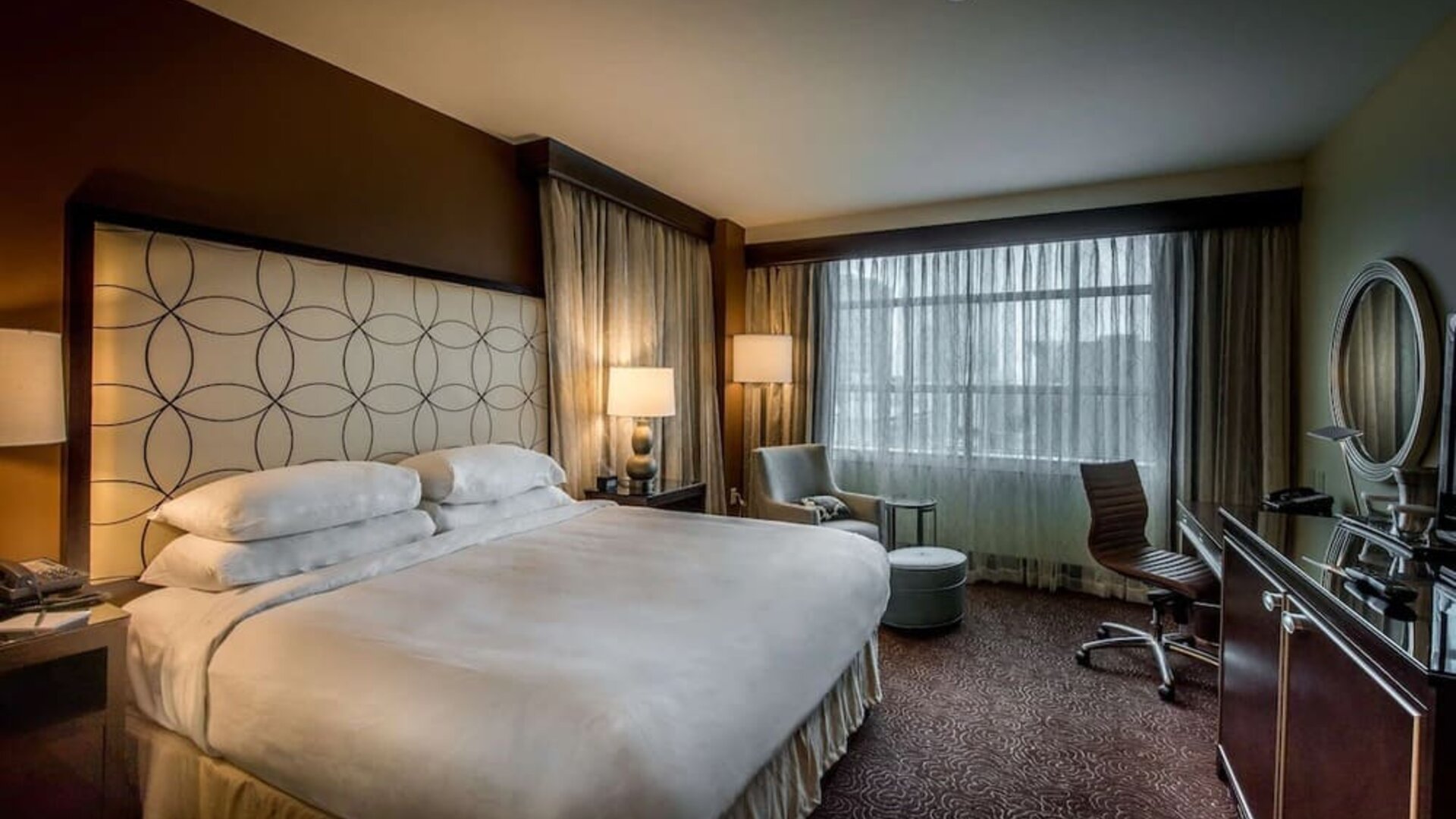 King room with work station at Hilton Baton Rouge Capitol Center.