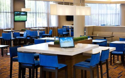 Lounge and coworking space at Sonesta Emeryville - San Francisco Bay Bridge.