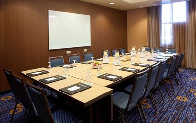 Professional meeting room at Sonesta Emeryville - San Francisco Bay Bridge.