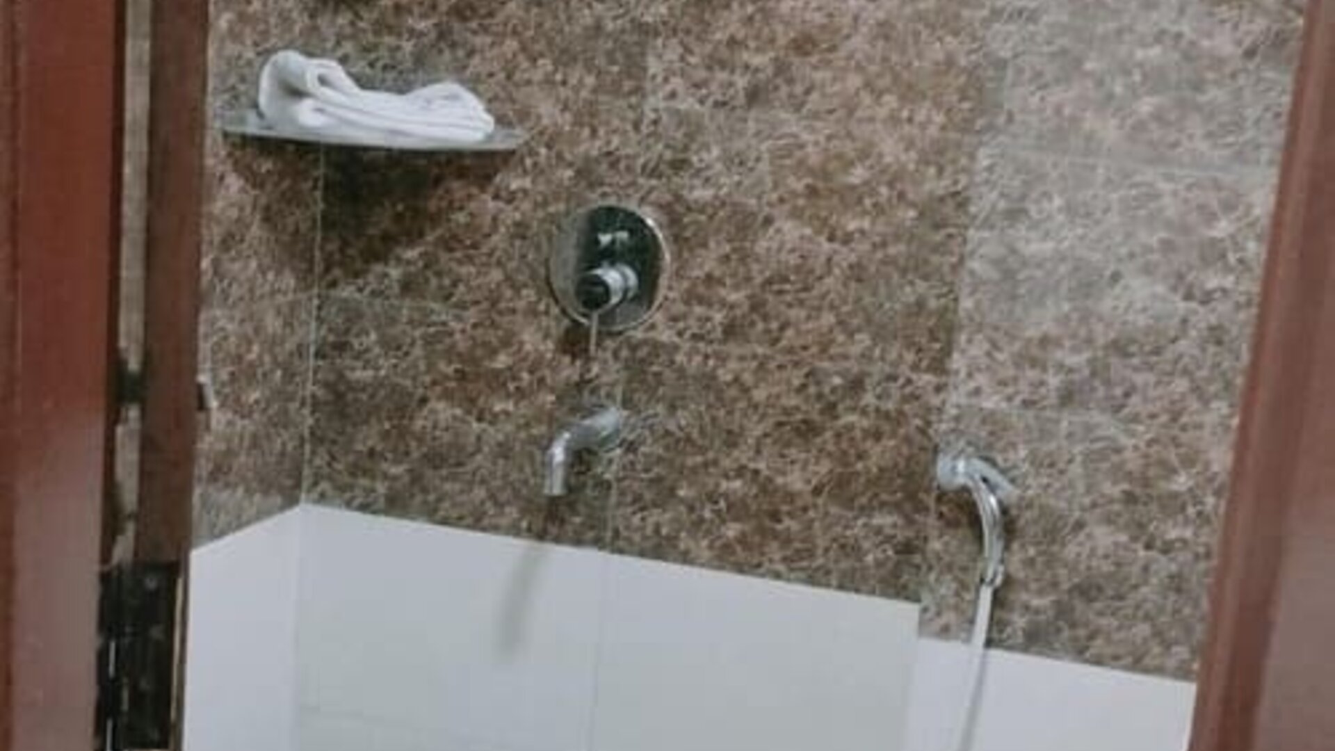Guest bathroom with shower at Hotel Urban Abode.
