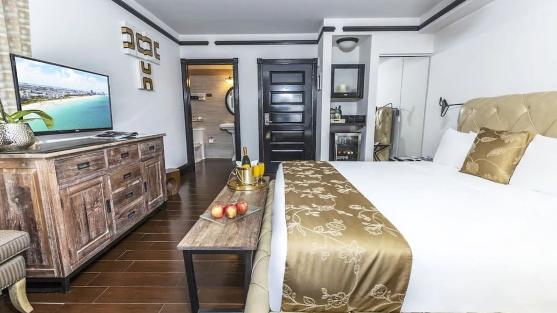 Delux king room with TV at Hotel Croydon.