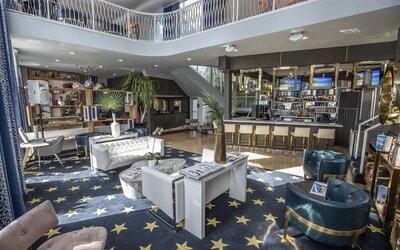 Relaxing lobby and lounge area at Catalina Hotel & Beach Club.