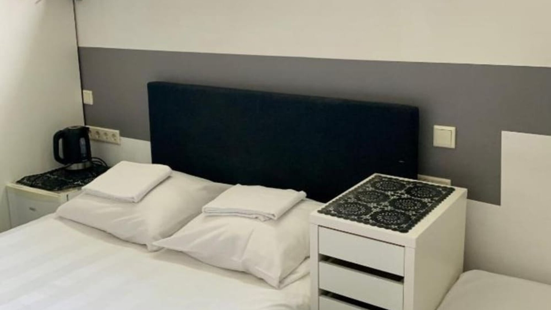 Guest room with a double bed, bedside tables, natural light, and modern furnishings at Hotel Chao 24/7.