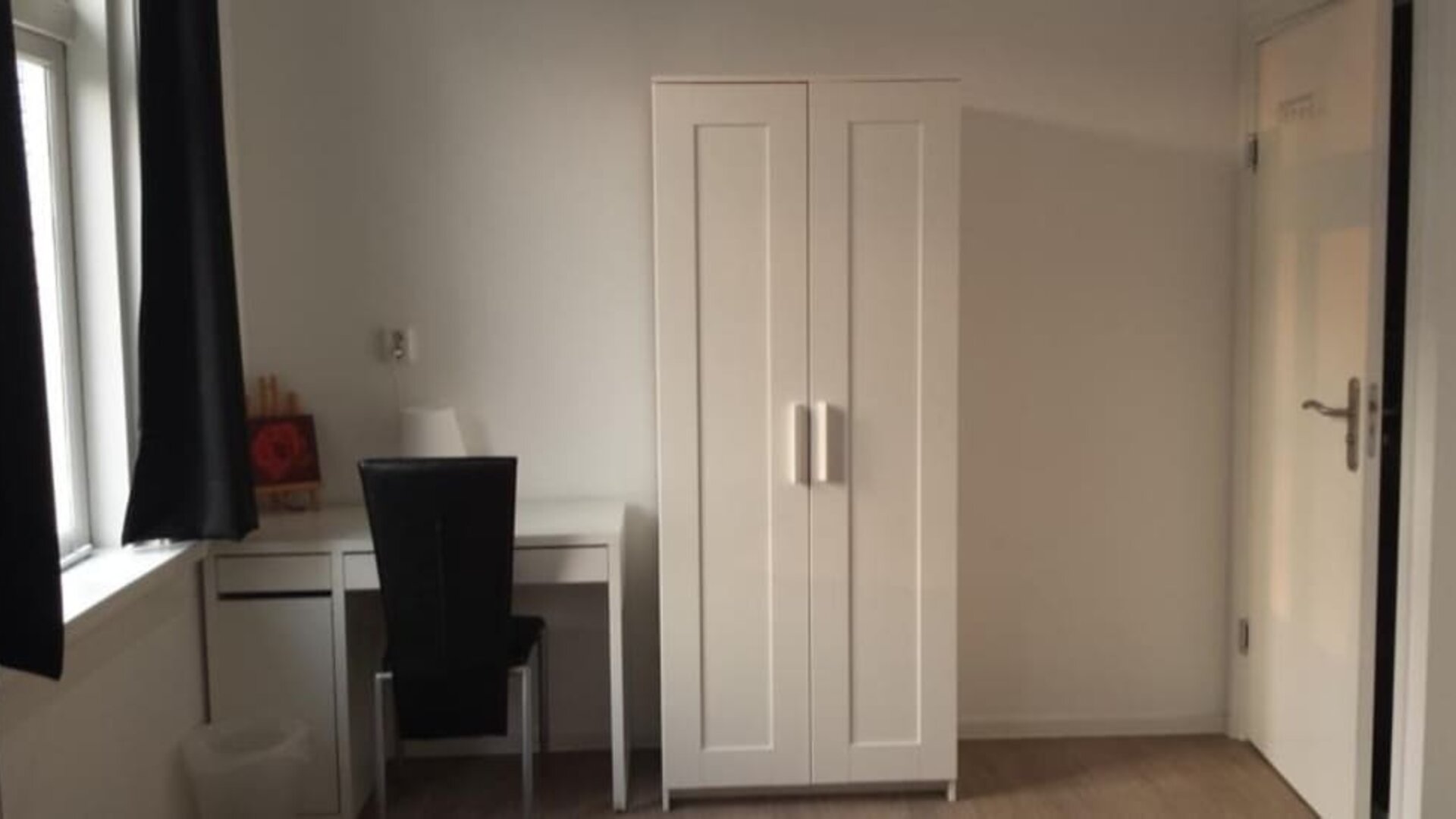 Guest room workspace with desk, chair, wardrobe, and modern amenities at Hotel Chao 24/7.