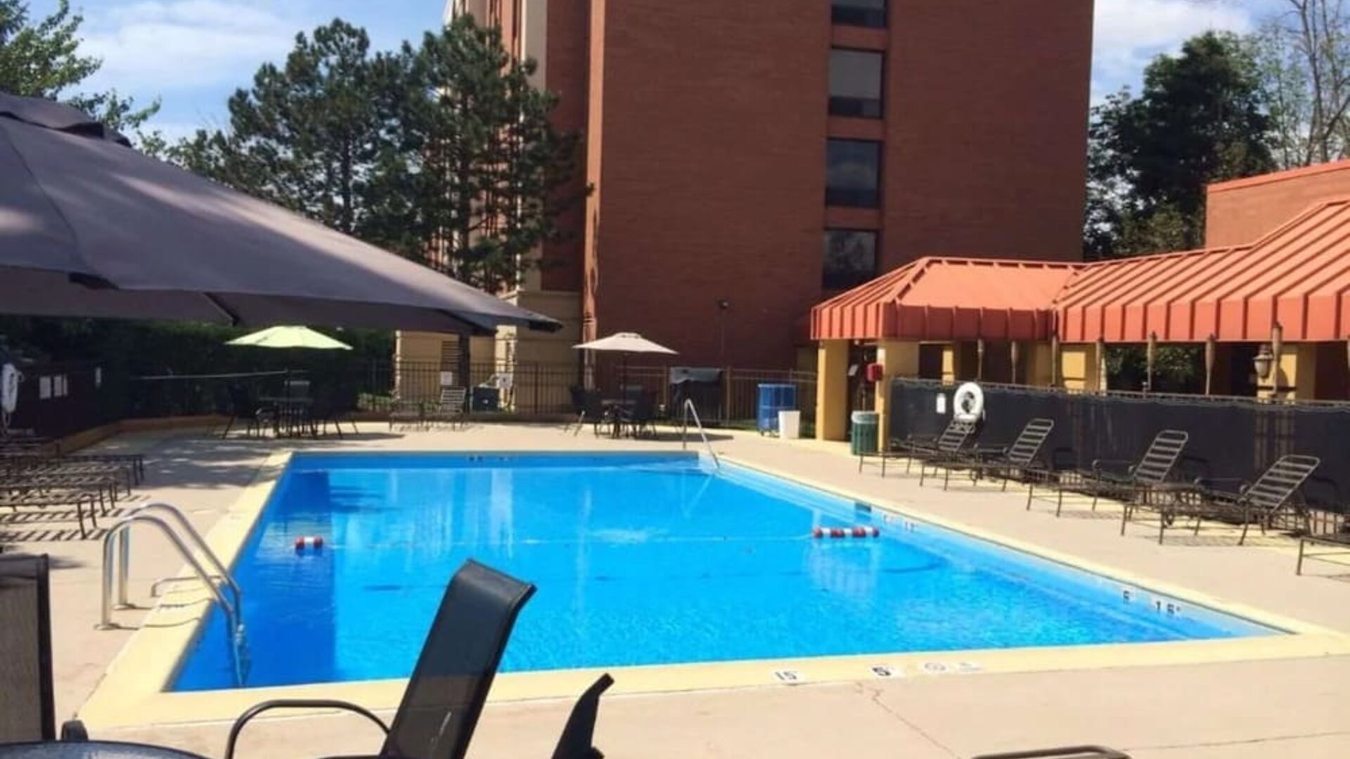Relaxing outdoor pool at Radisson Hotel Schaumburg.