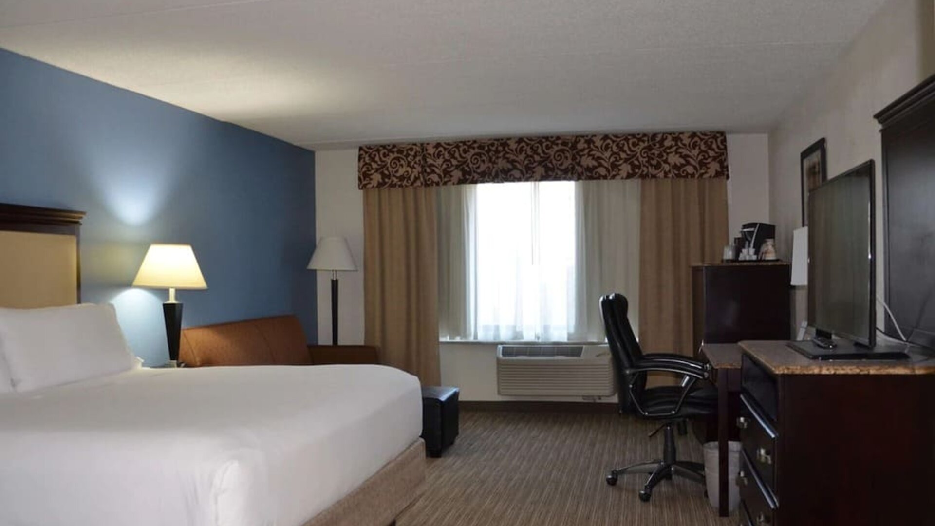 King room with natural light at Radisson Hotel Schaumburg.