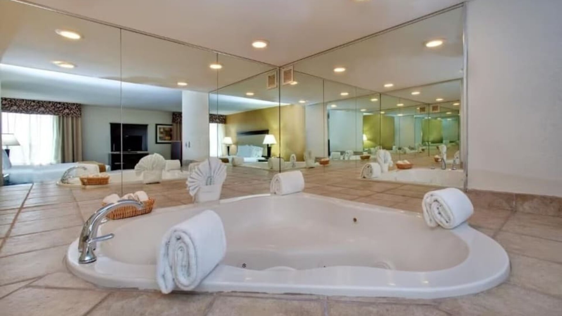 Delux king room bath at Radisson Hotel Schaumburg.