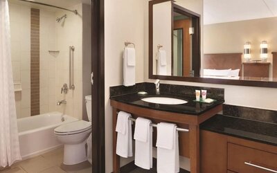 Guest bathroom with shower and tub at Hyatt Place Chicago/Hoffman Estates.