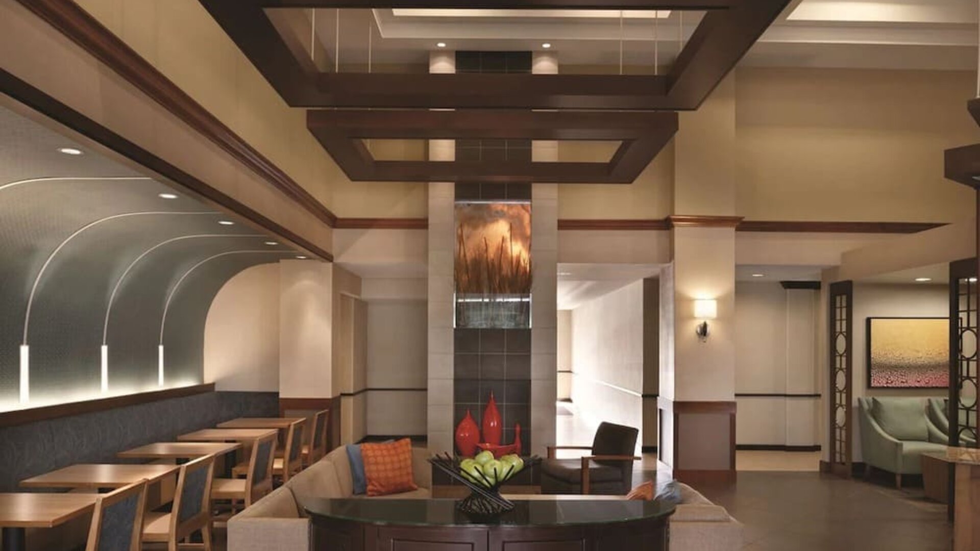 Dining area perfect for coworking at Hyatt Place Chicago/Hoffman Estates.