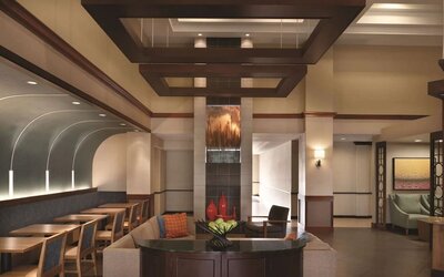 Dining area perfect for coworking at Hyatt Place Chicago/Hoffman Estates.