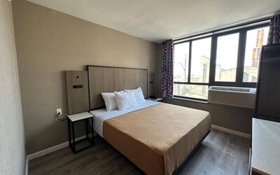 Comfortable delux king room at Regal Inn & Suites New York.