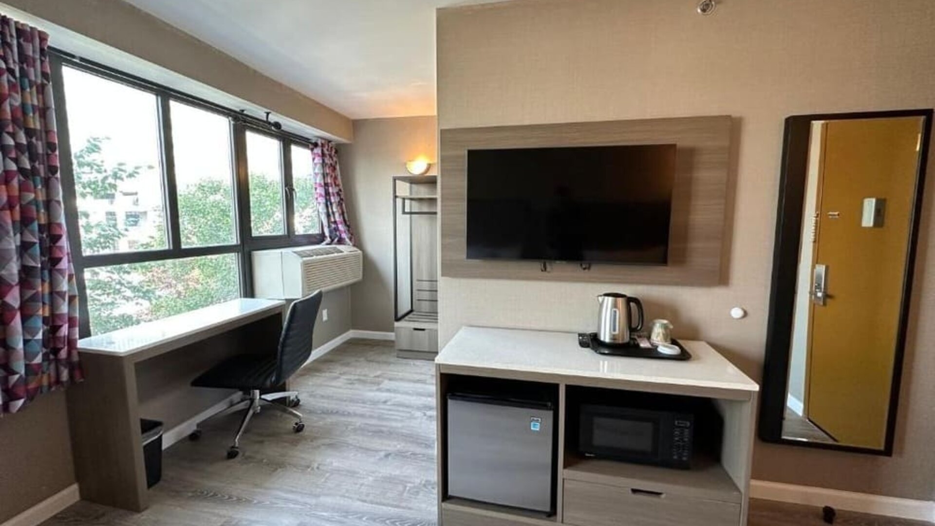 Day room equipped with work space at Regal Inn & Suites New York.