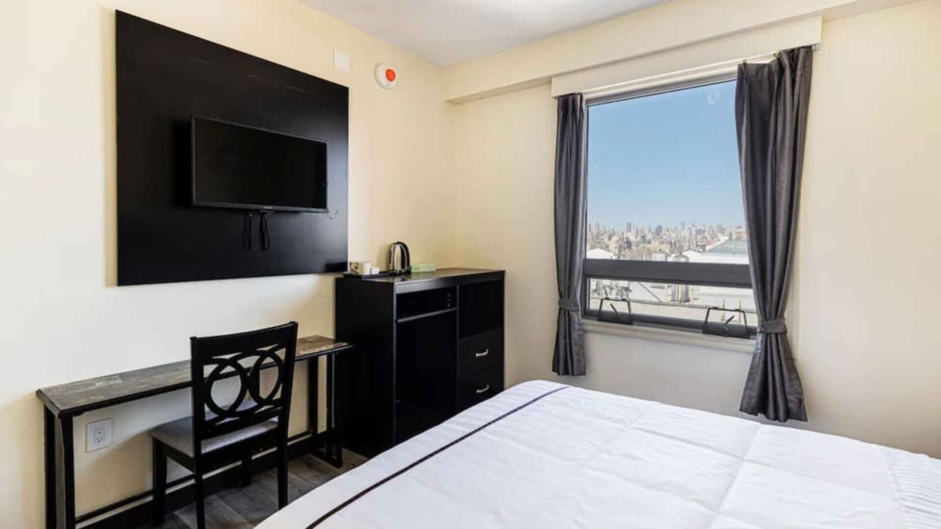 Delux king room with TV at Astoria Inn LaGuardia Hotel.