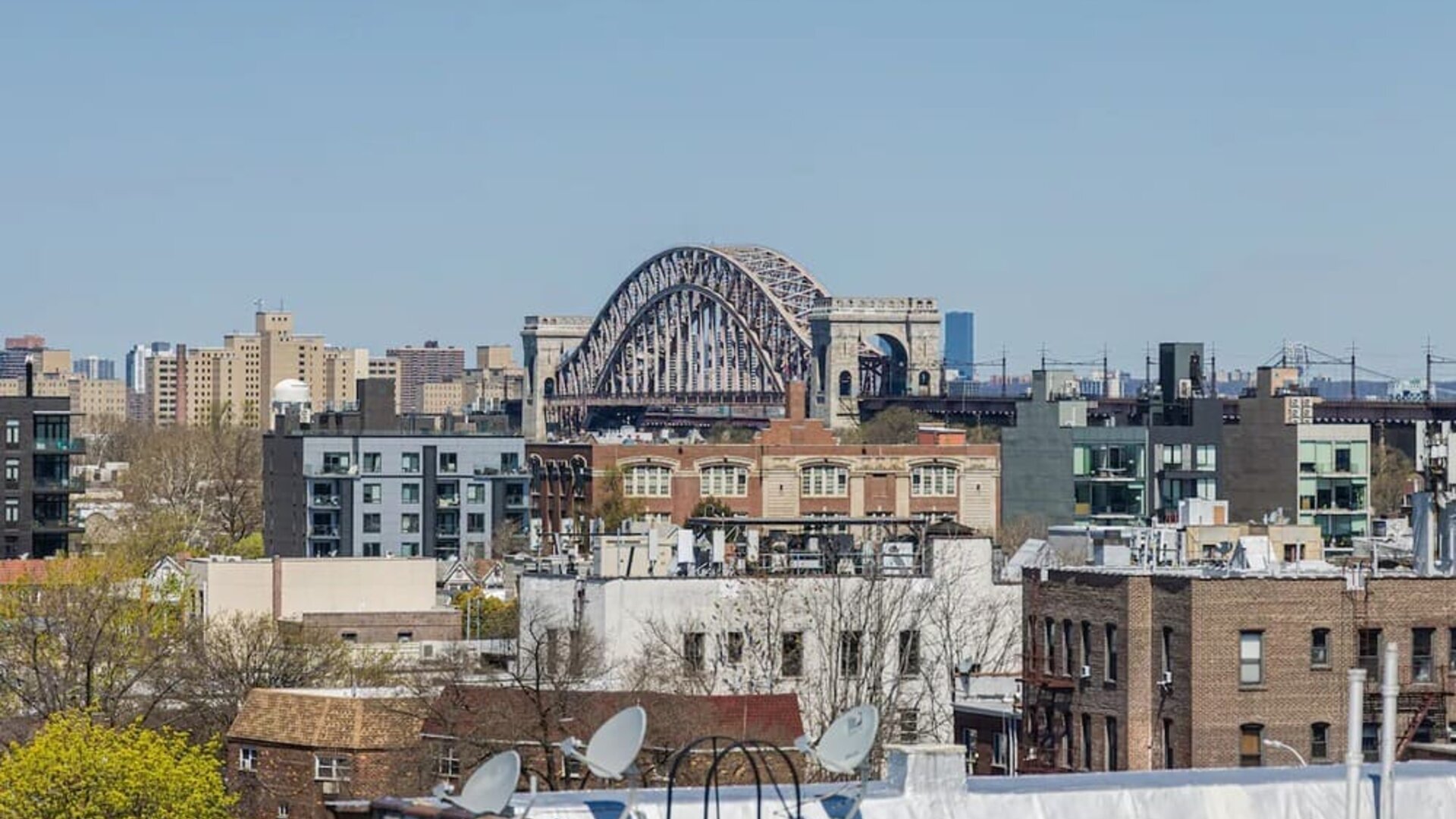 Rooftop terrace with city view at Astoria Inn LaGuardia Hotel.