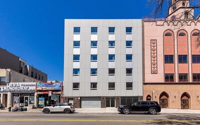 Street parking at Astoria Inn LaGuardia Hotel.