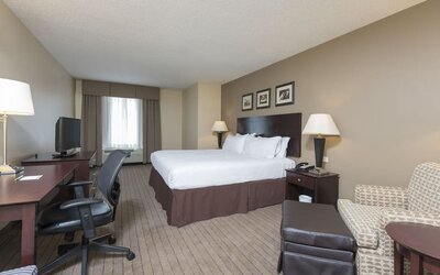 Day rooms equipped with desk and work space ideal for working remotely at Holiday Inn Aurora North- Naperville.
