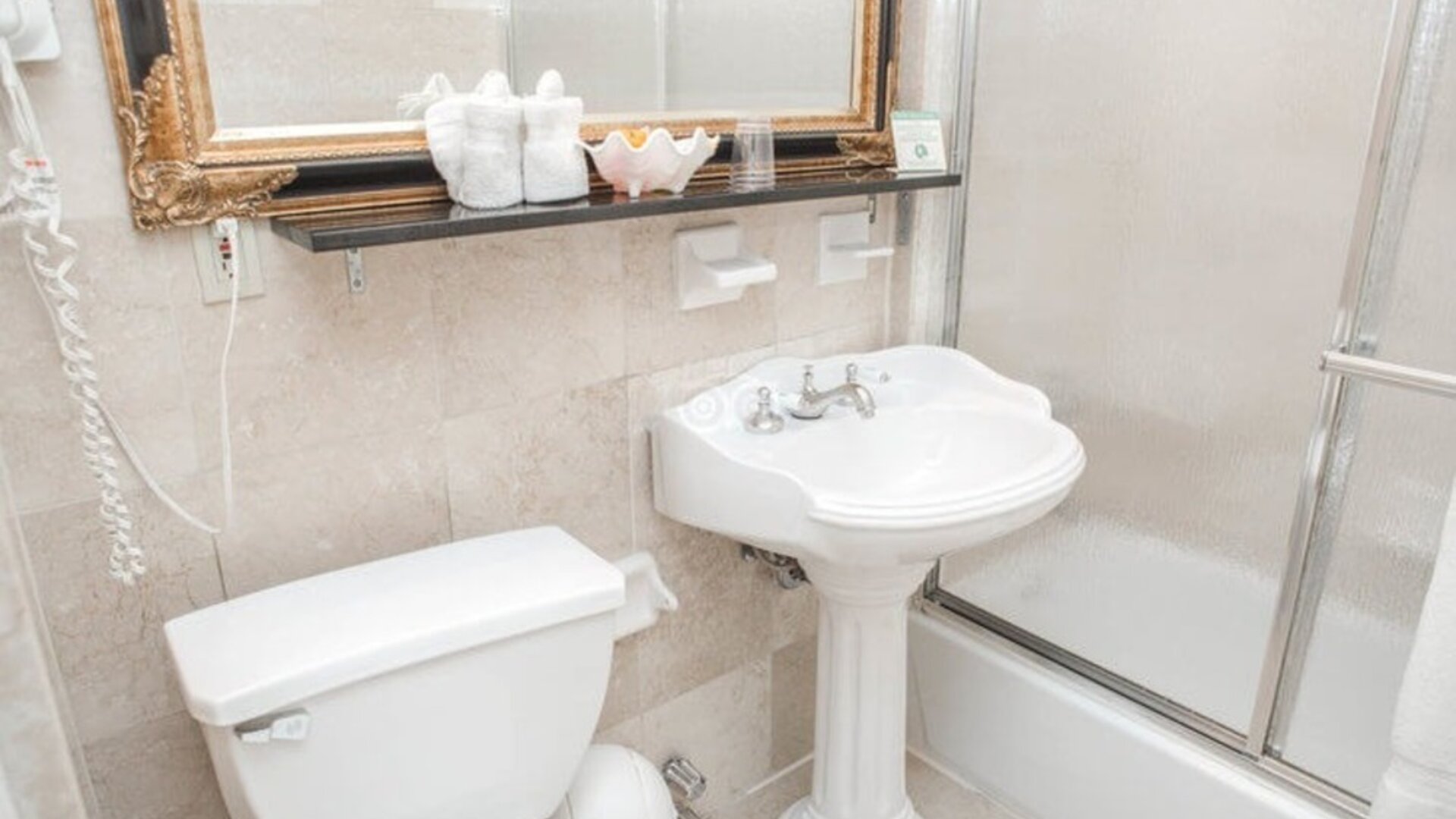 Guest bathroom with shower at Da Vinci Hotel.