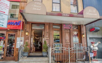 Hotel exterior at Da Vinci Hotel.