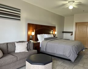 Delux king room with lounge area at Casa Rosa Inn.