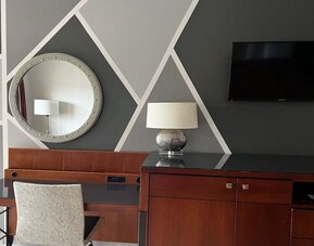 Day room equipped with work desk at Casa Rosa Inn.