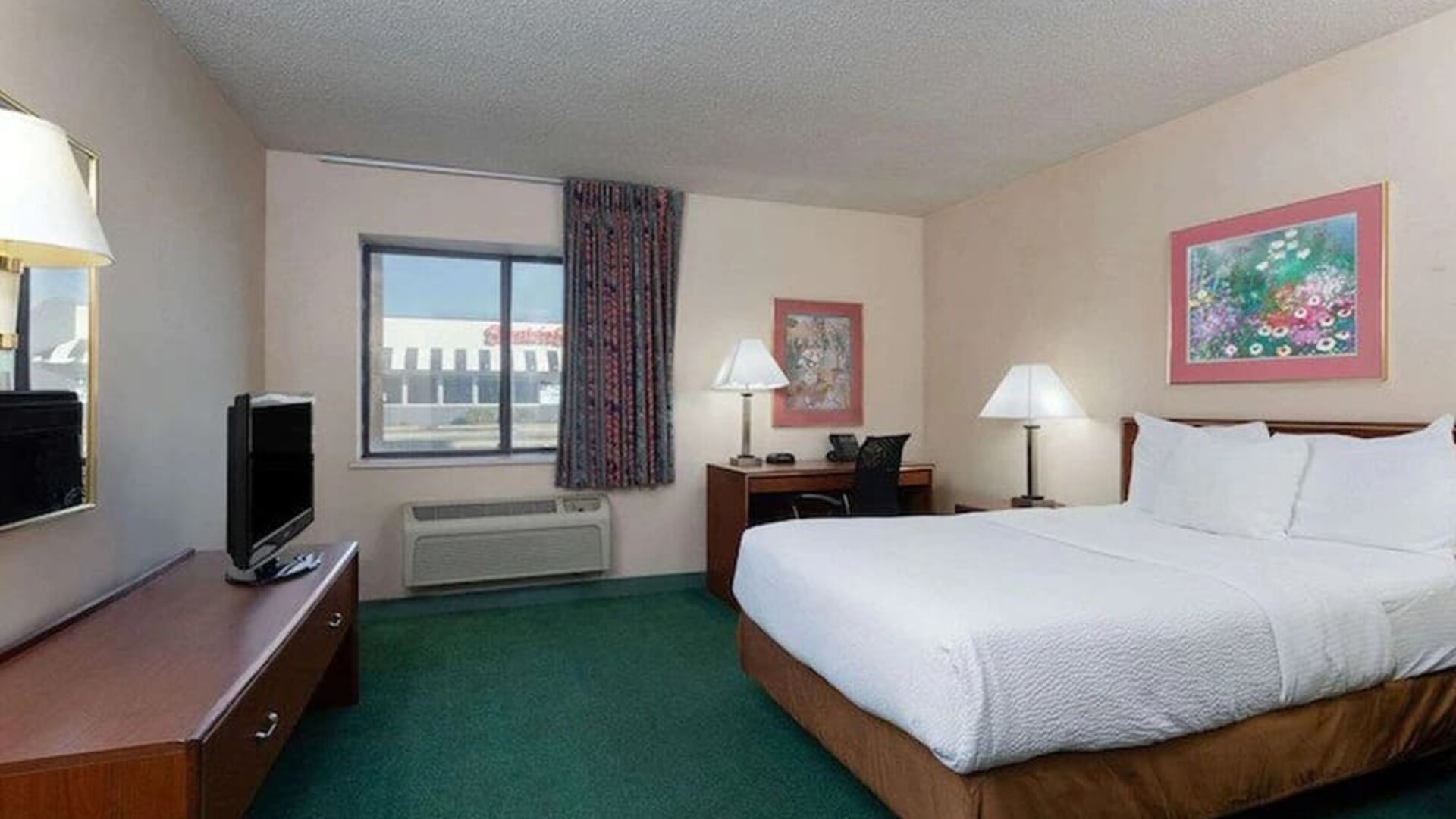 Day use room with work desk at Norwood Inn Statefare Grounds.