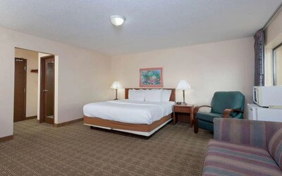 Spacious day use room at Norwood Inn Statefare Grounds.