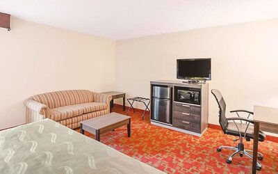 Day use room's workspace at Hotel Inn Milwaukee.