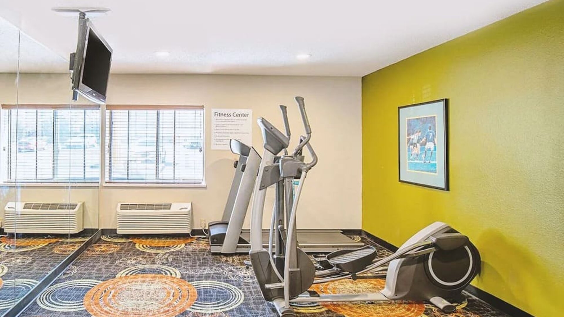 Fitness center at Hotel Inn Milwaukee.