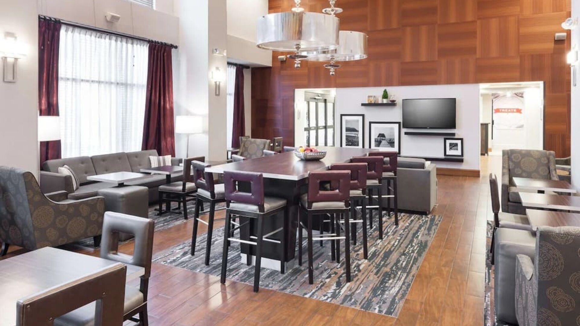 Dining area perfect for coworking at Hampton Inn Los Angeles-Orange County-Cypress.