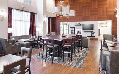 Dining area perfect for coworking at Hampton Inn Los Angeles-Orange County-Cypress.