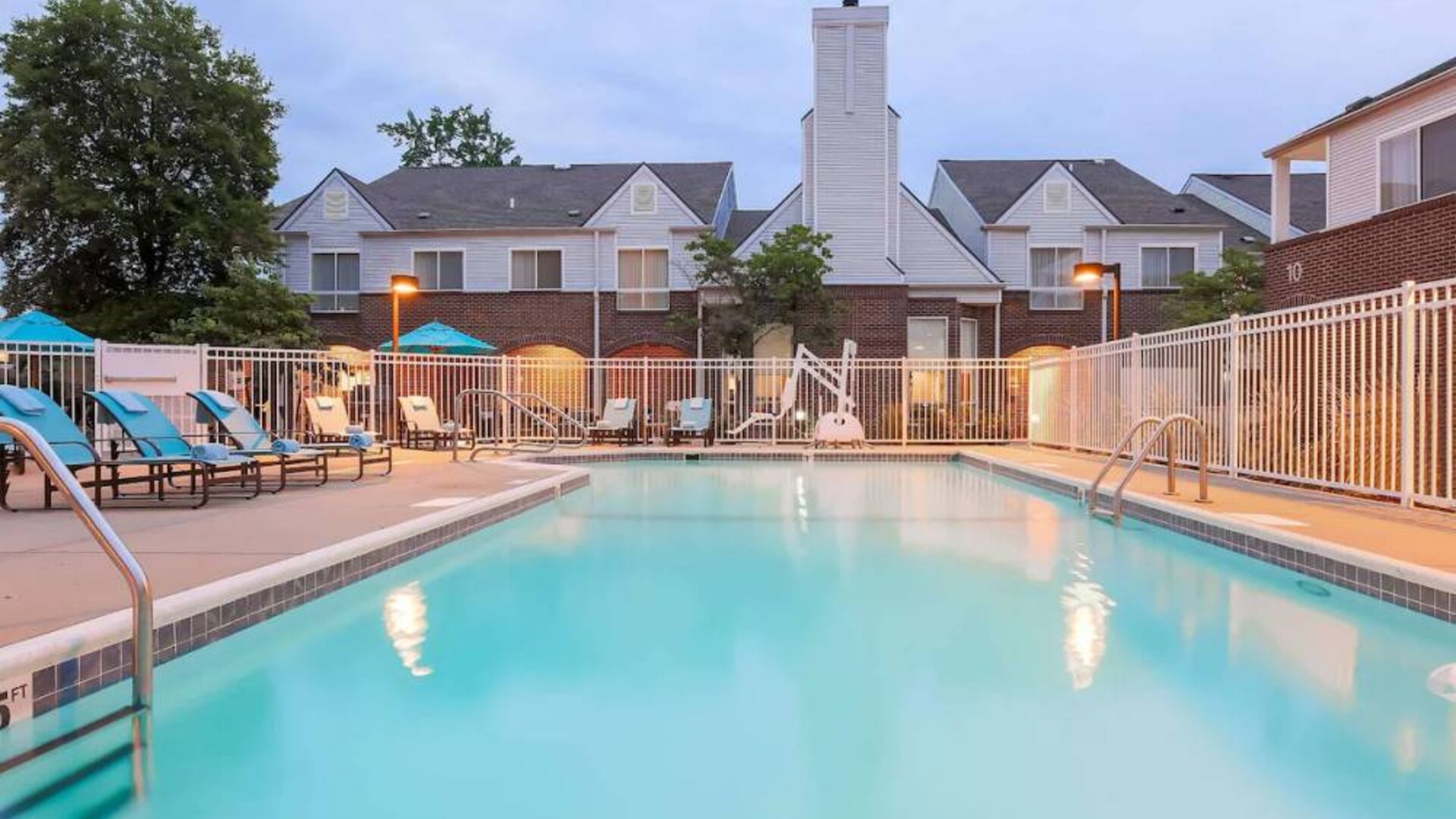 Sonesta ES Suites Cincinnati - Blue Ash’s outdoor pool is equipped with a pool lift and has numerous sun loungers nearby.