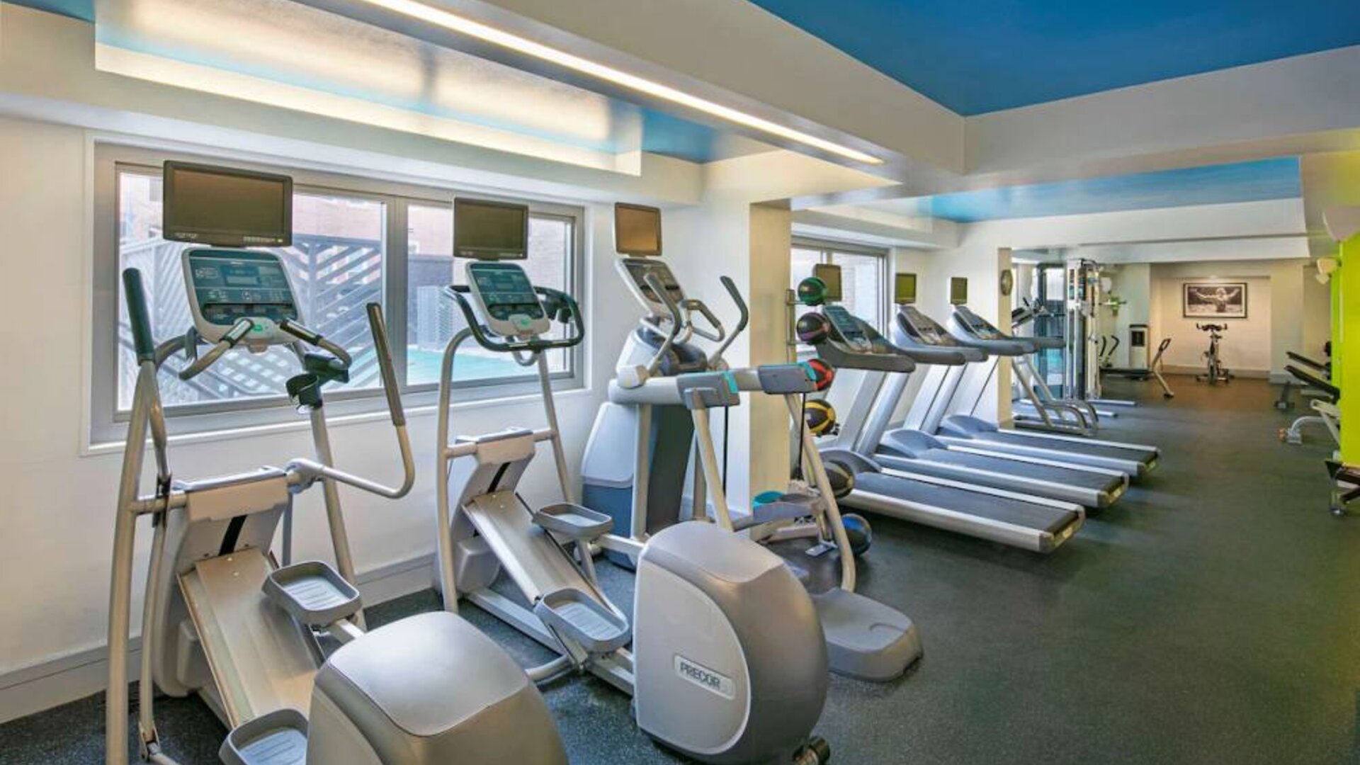 Royal Sonesta Washington DC Dupont Circle’s fitness center offers an assortment of exercise machines and numerous benches.