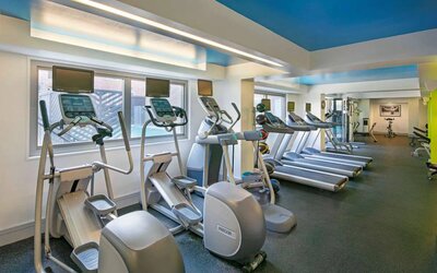 Royal Sonesta Washington DC Dupont Circle’s fitness center offers an assortment of exercise machines and numerous benches.