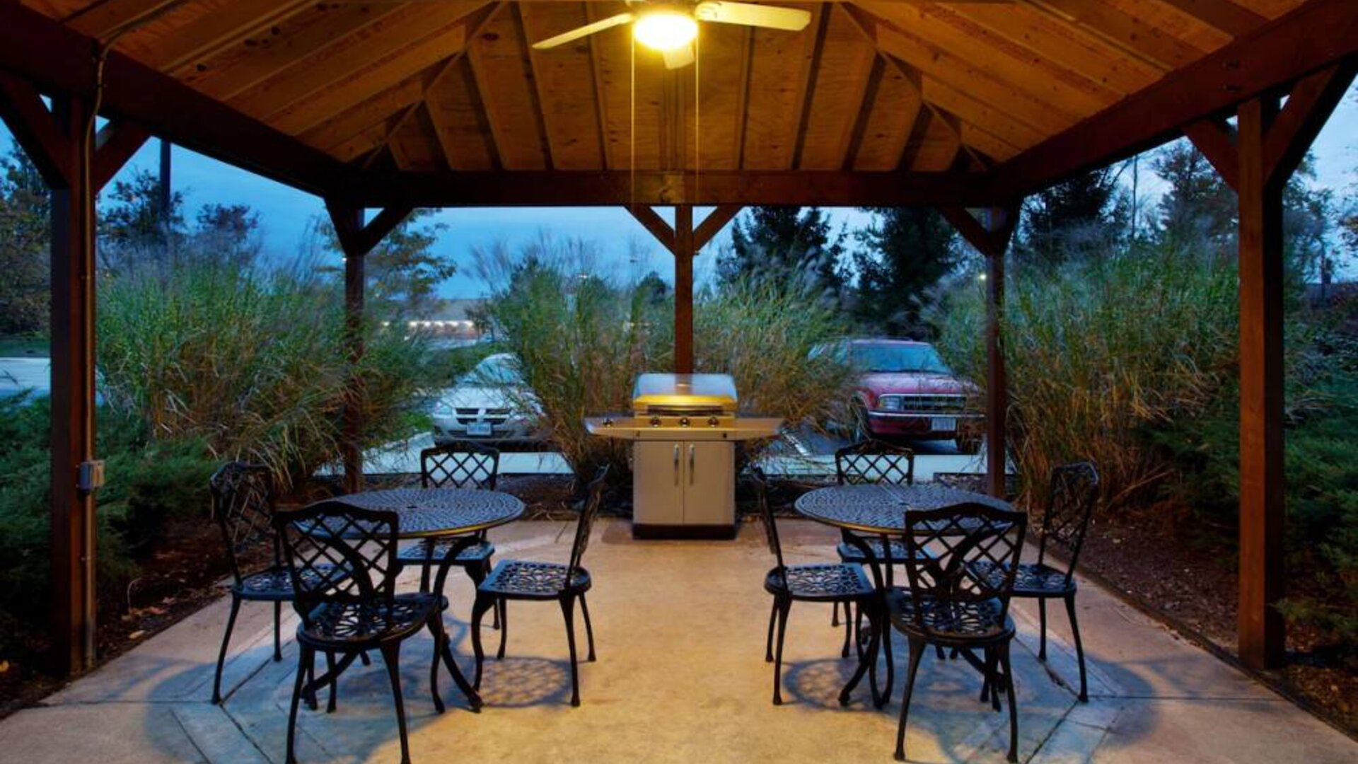 Sonesta Simply Suites Cleveland North Olmsted Airport’s gazebo has an overhead fan, barbecue, and tables and chairs.