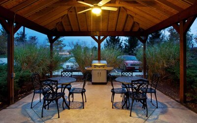 Sonesta Simply Suites Cleveland North Olmsted Airport’s gazebo has an overhead fan, barbecue, and tables and chairs.