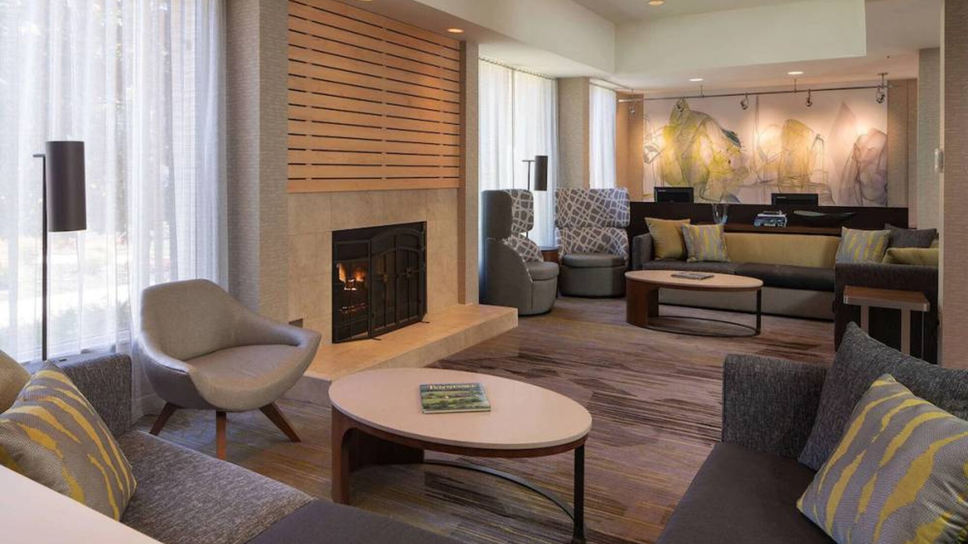 Sonesta Select Chattanooga Hamilton Place’s lobby lounge has comfortable seating, coffee tables, and a fireplace.