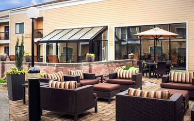 Sonesta Select Seattle Bellevue Redmond’s terrace is decorated with plants and provides armchairs and coffee tables.