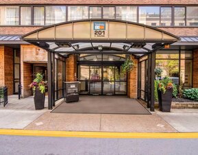 Sonesta ES Suites Chicago Downtown Magnificent Mile - Medical’s exterior has a covered entranceway and numerous potted plants.