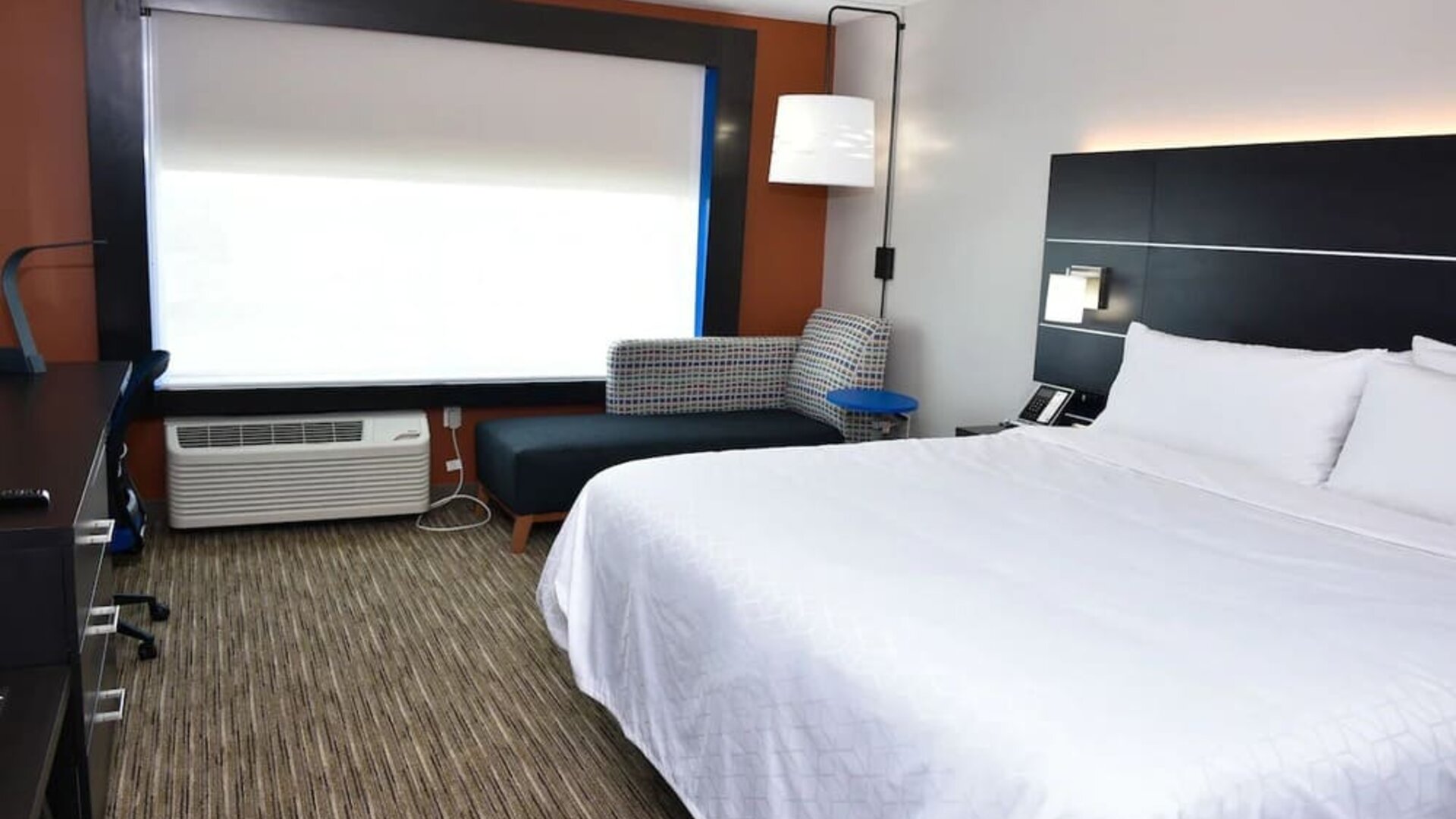 Day room with natural light at Holiday Inn Express & Suites Bensenville - O'Hare.