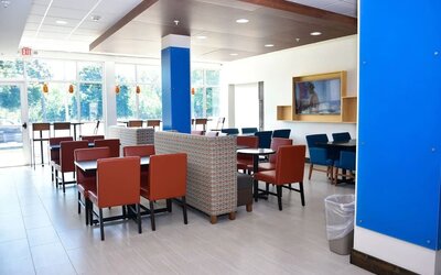 Dining and coworking space at Holiday Inn Express & Suites Bensenville - O'Hare.