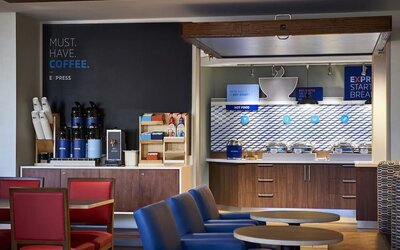 Dining and coworking space at Holiday Inn Express & Suites Yorkville.