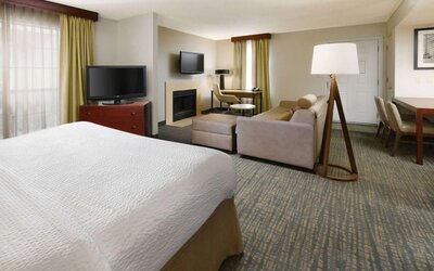 King room with lounge area at Sonesta ES Suites Albuquerque.