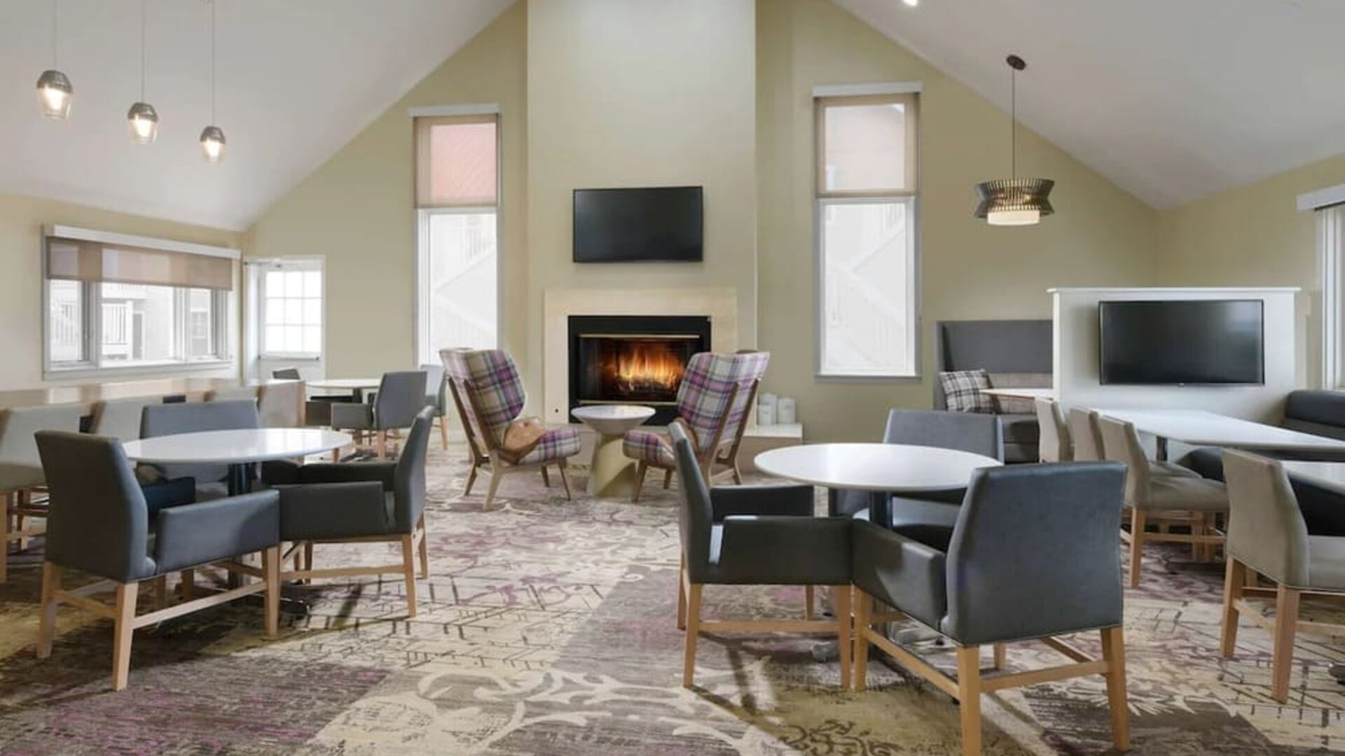 Dining and coworking space at Sonesta ES Suites Albuquerque.