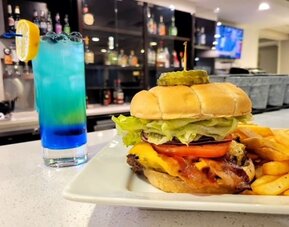 Restaurant and meals at Holiday Inn Belcamp - Aberdeen Area.