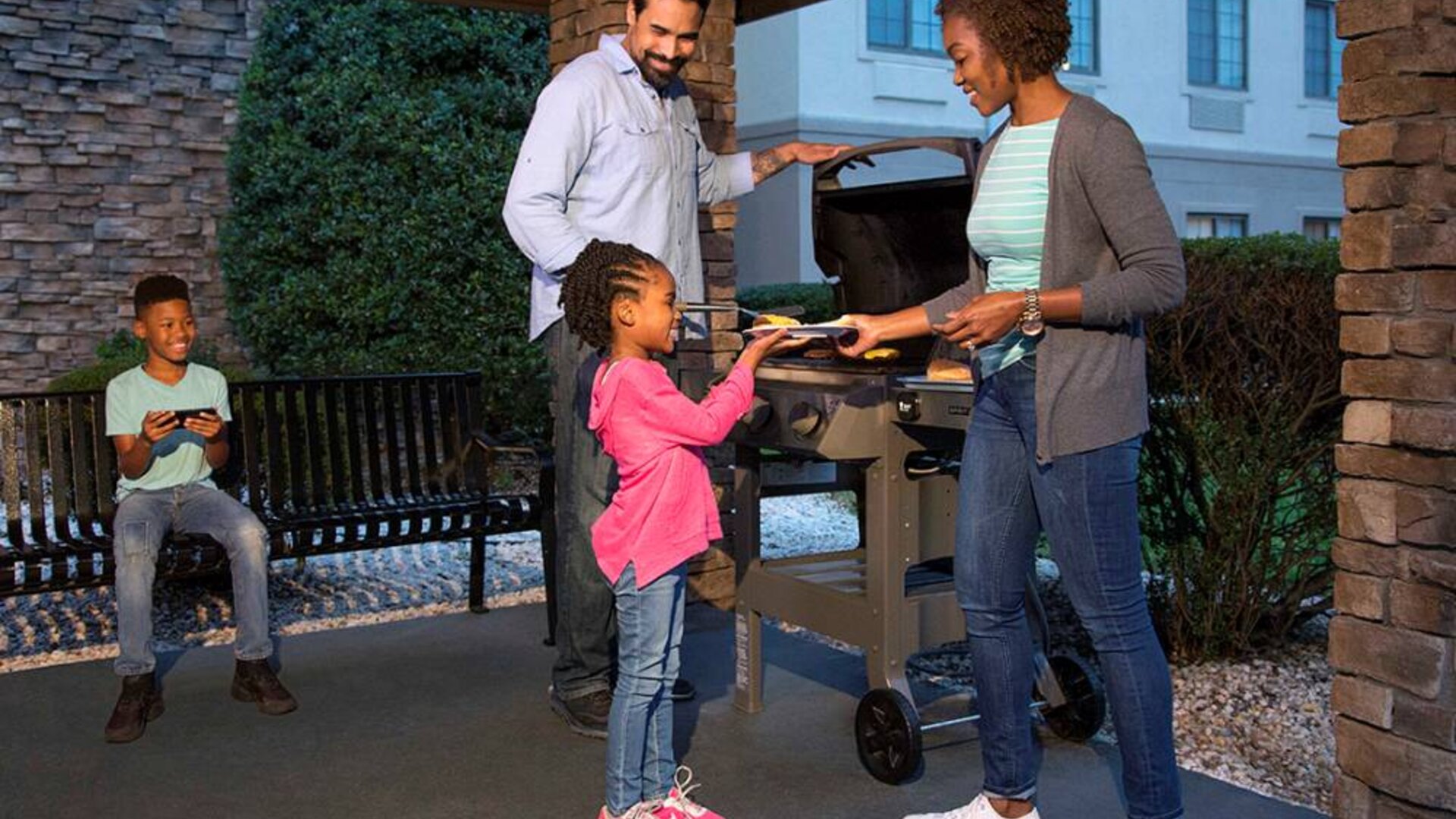 Sonesta ES Suites Charlotte Arrowood’s outdoor barbecue and picnic area offers outdoor dining, under cover, for guests.