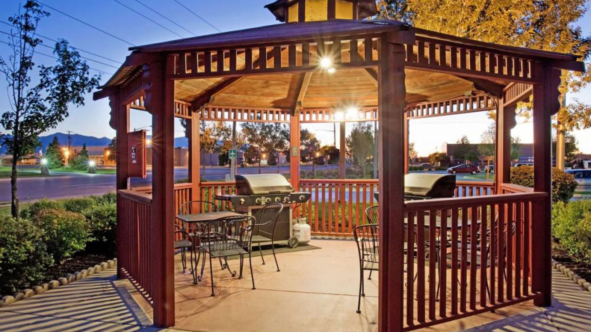 Sonesta Simply Suites Salt Lake City Airport’s gazebo comes with barbecue facilities and tables and chairs, making it perfect for outdoor dining or co-working.