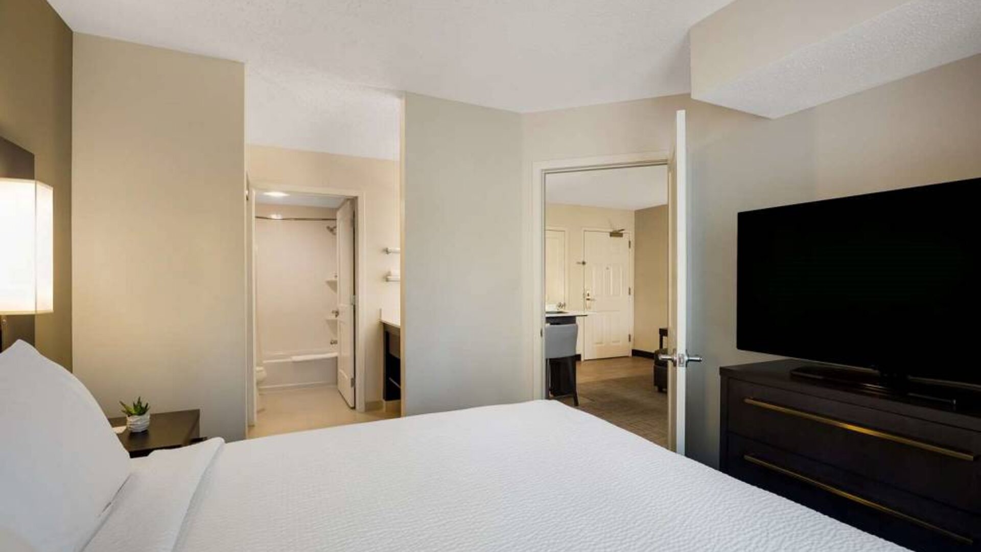 Double bed guest room in Sonesta ES Suites Parsippany Morris Plains, featuring ensuite bathroom and large television.