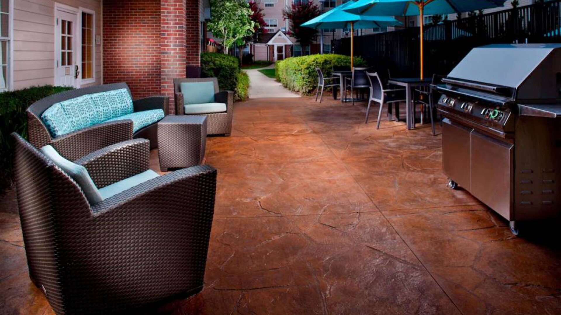 Sonesta ES Suites Birmingham Homewood’s patio has barbecue facilities in addition to a mix of armchair and sofa seating, and shaded tables and chairs.